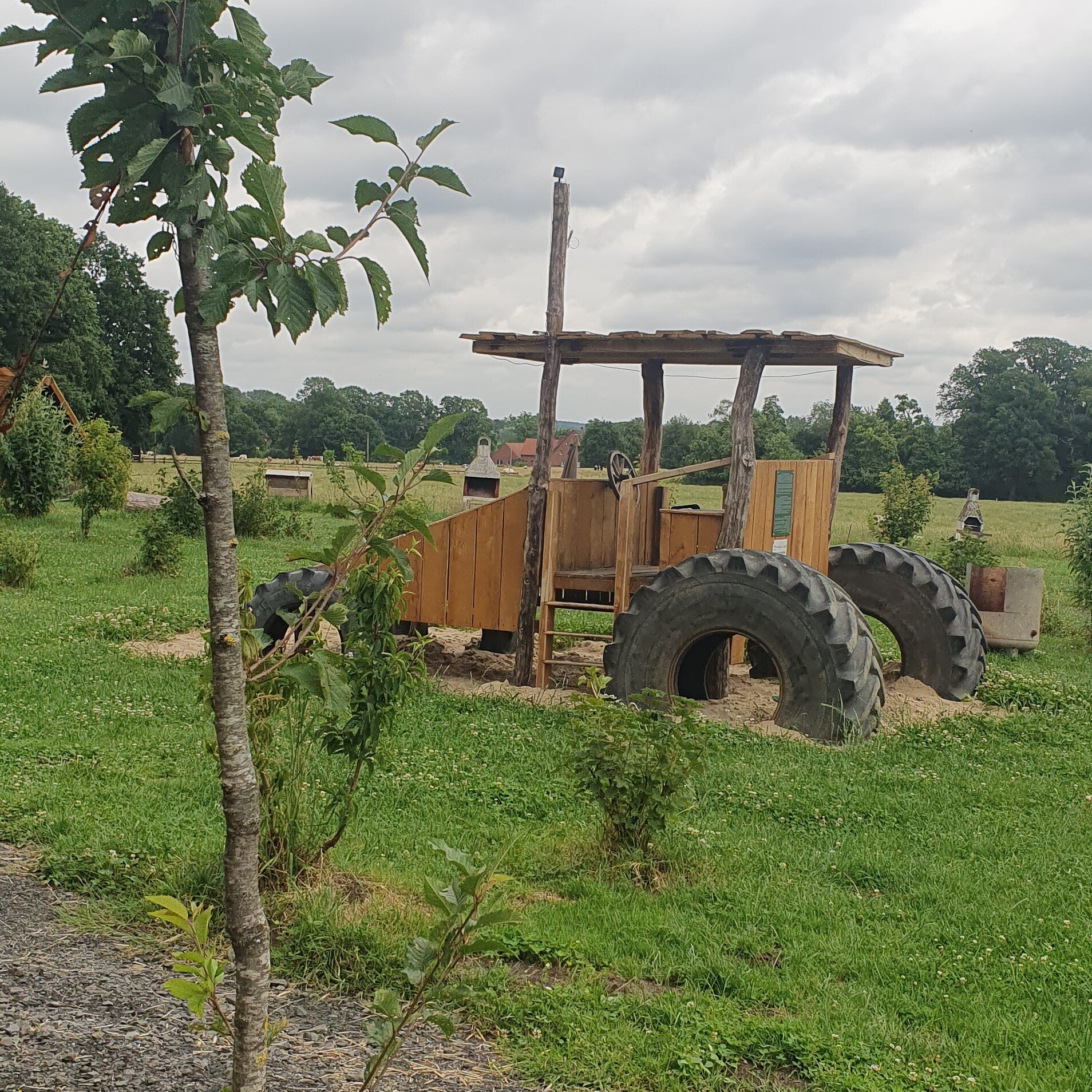 Naturspielplatz auf dem Bio-Bauernhof