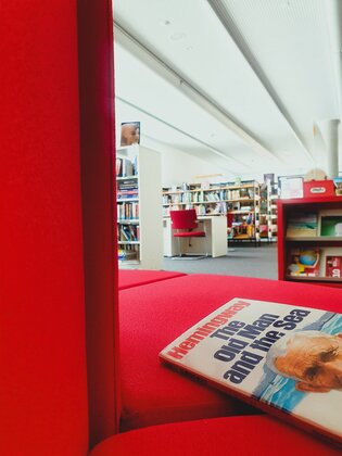 Das rote Sofa in der Bücherei