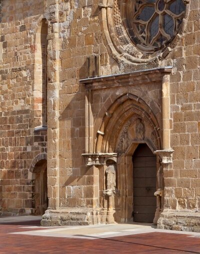Der Eingang der evangelischen Stadtkirche in Westerkappeln