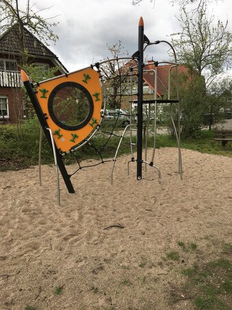 Kletterkombination auf dem Spielplatz Bathmener Str.