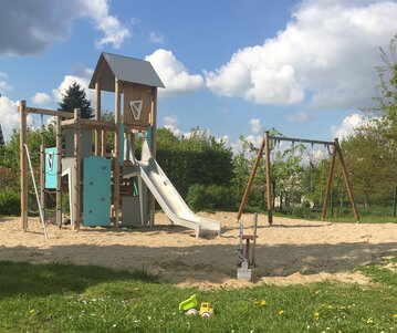 Spielturm und Schaukel