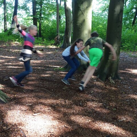 Kinder Wald spielen