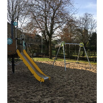 Spielgeräte auf dem Spielplatz Brennesch