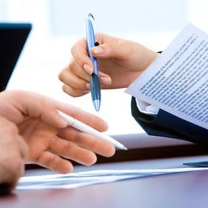 Arbeit Job Unterschrift Hände Stift Vertrag