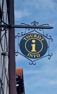 Tourist Info Schild Fachwerk Ortskern Bahnhofstraße