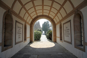 Torbogen am Friedhof