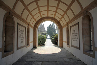 Torbogen am Friedhof