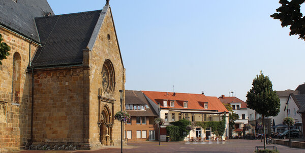 Kirchplatz im Ortskern