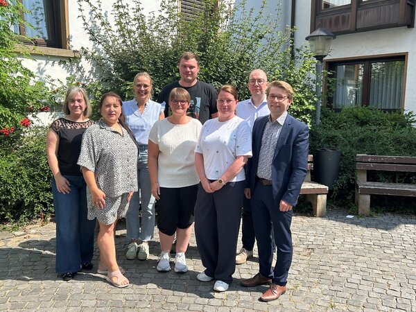 Mitarbeiter Mitarbeiterin Kollege Kollegin Mitarbeiter Mitarbeiterin Kollege Kollegin