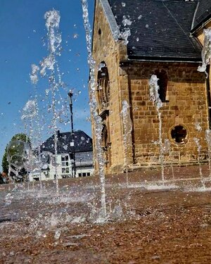 Kirchplatz Wasserspiel Ortskern